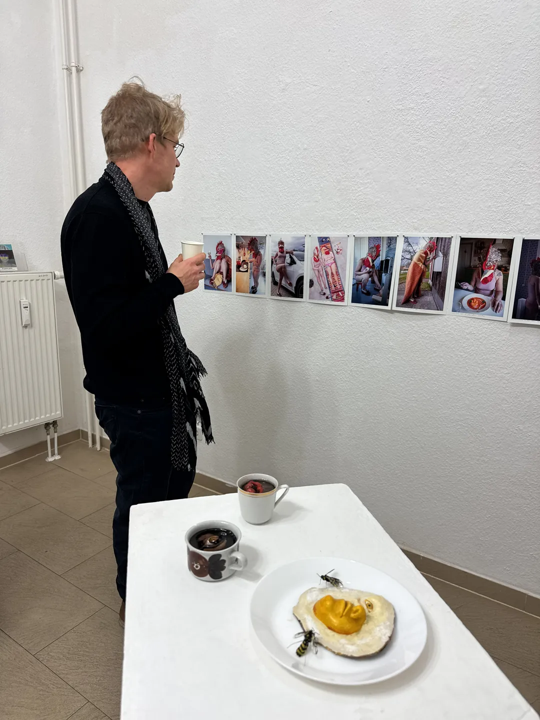 teos simple breakfast etualalla ja takana ihminen katselee kanavalokuvia