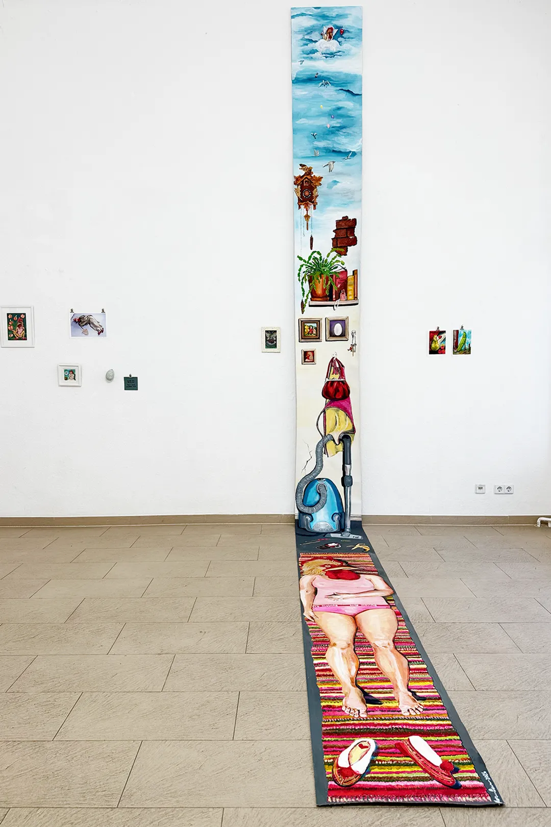 pitkä kanamaalaus näyttelytilassa